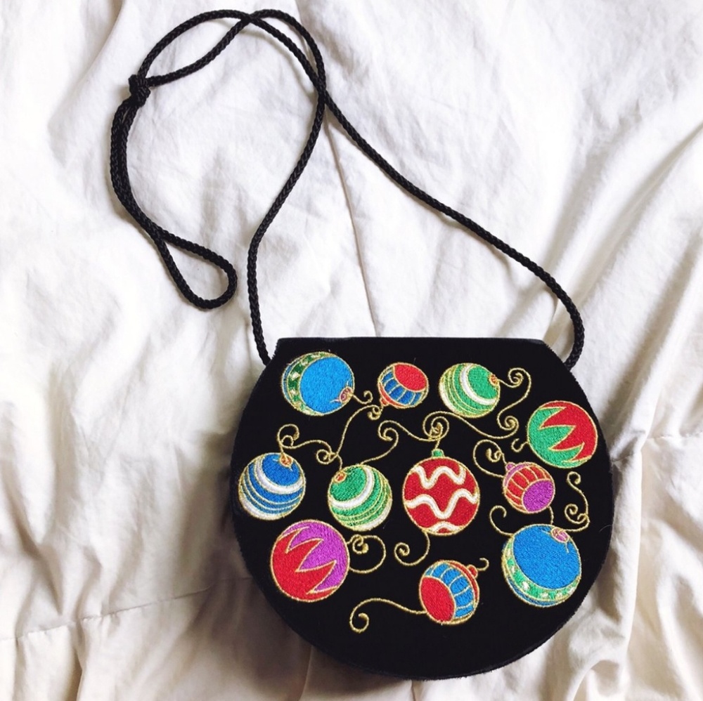 SOLD - Vintage 🎄Black Velvet Holiday Strappy Clutch